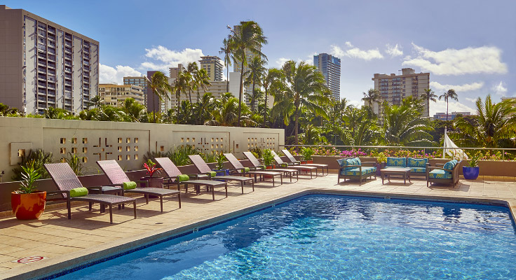 太陽の光をたっぷり浴びられる開放的な屋外プール