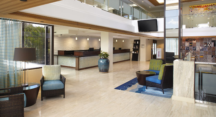 コンテンポラリーでハワイのアクセントを施した空間