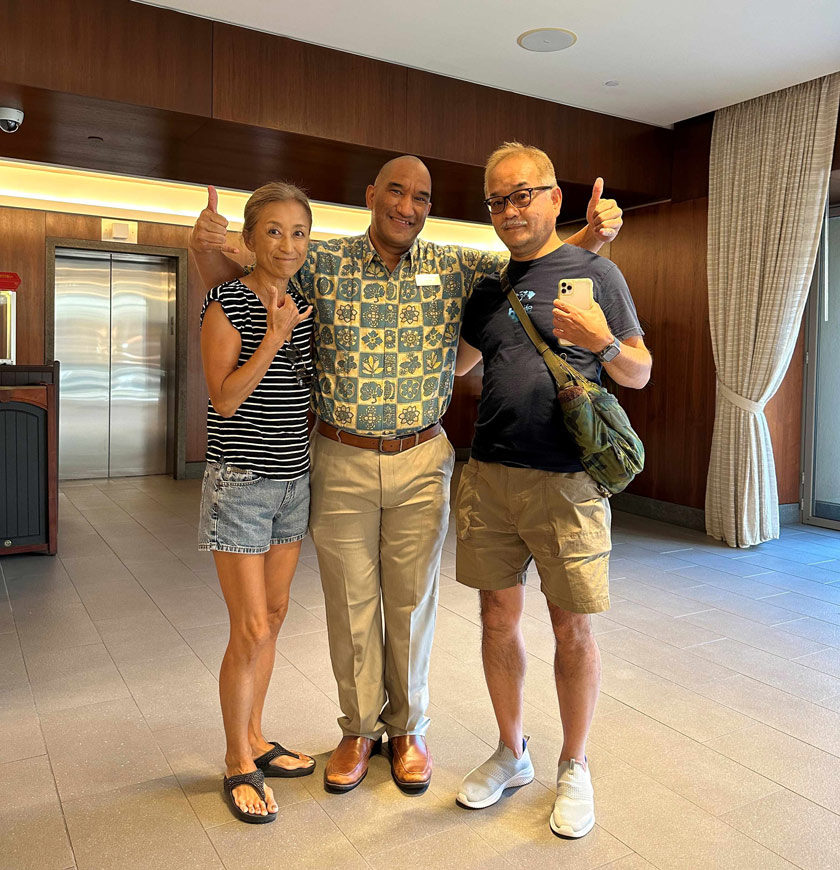 2014年以来のお付き合いとなるフロントスタッフのCasselさんを真ん中に左に奥様、右にJ様